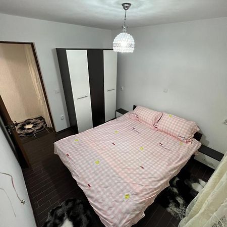 Апартаменты Jas Apartament Lupeni  Экстерьер фото