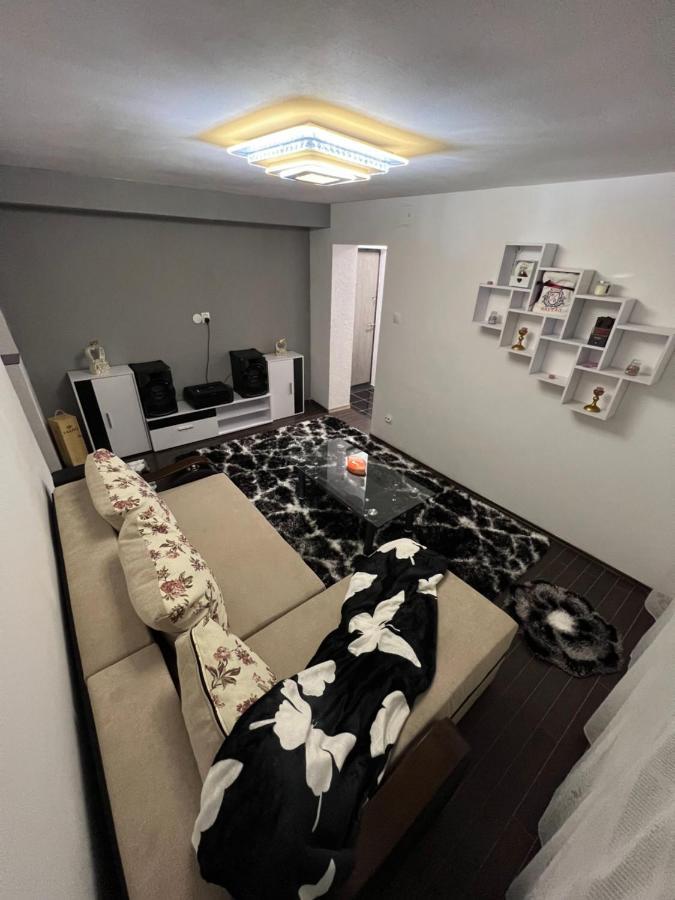 Апартаменты Jas Apartament Lupeni  Экстерьер фото